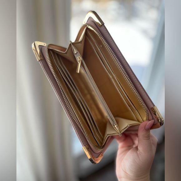 Aldo Clutch - Picture 2 of 3